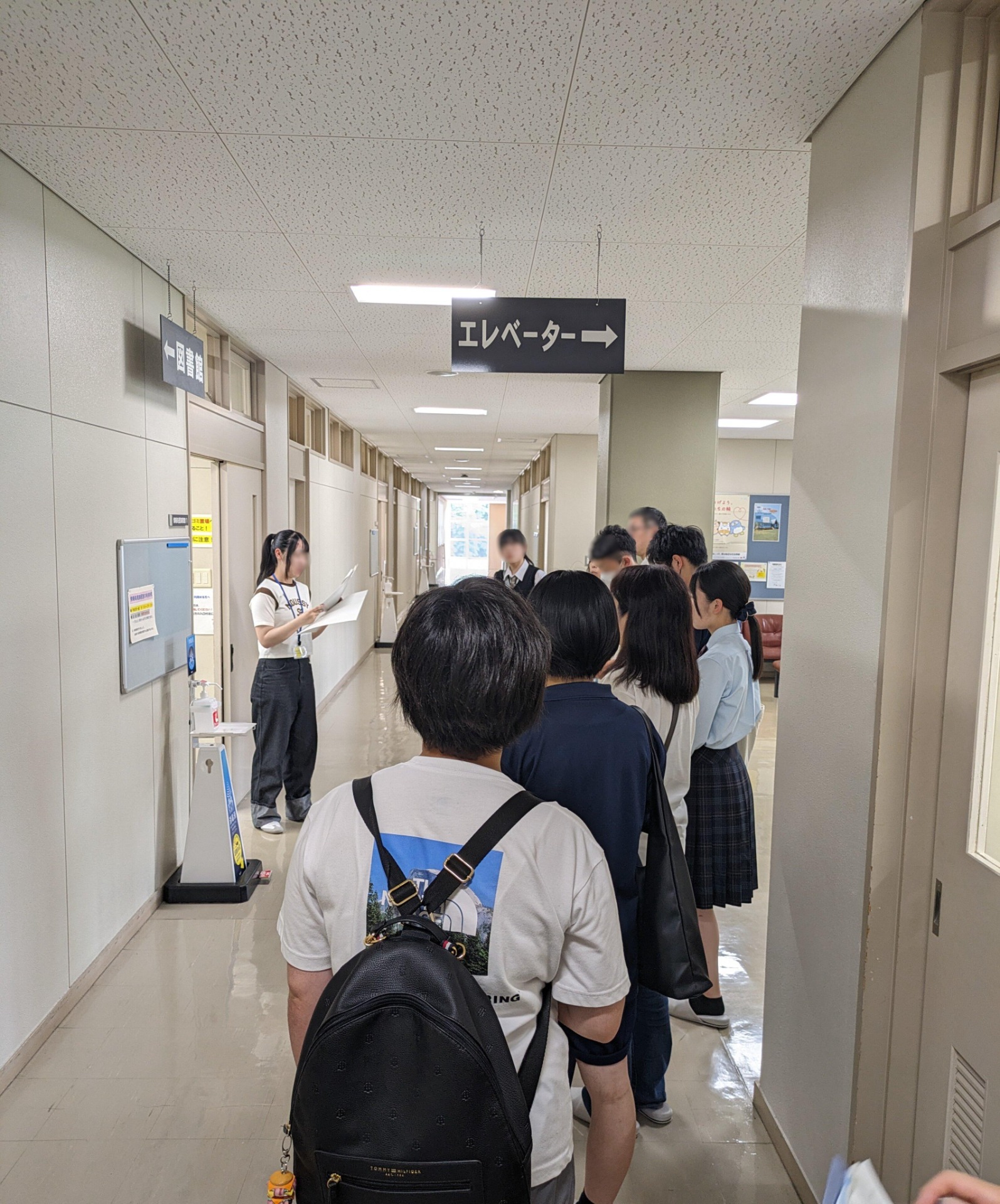 施設見学をしている学生