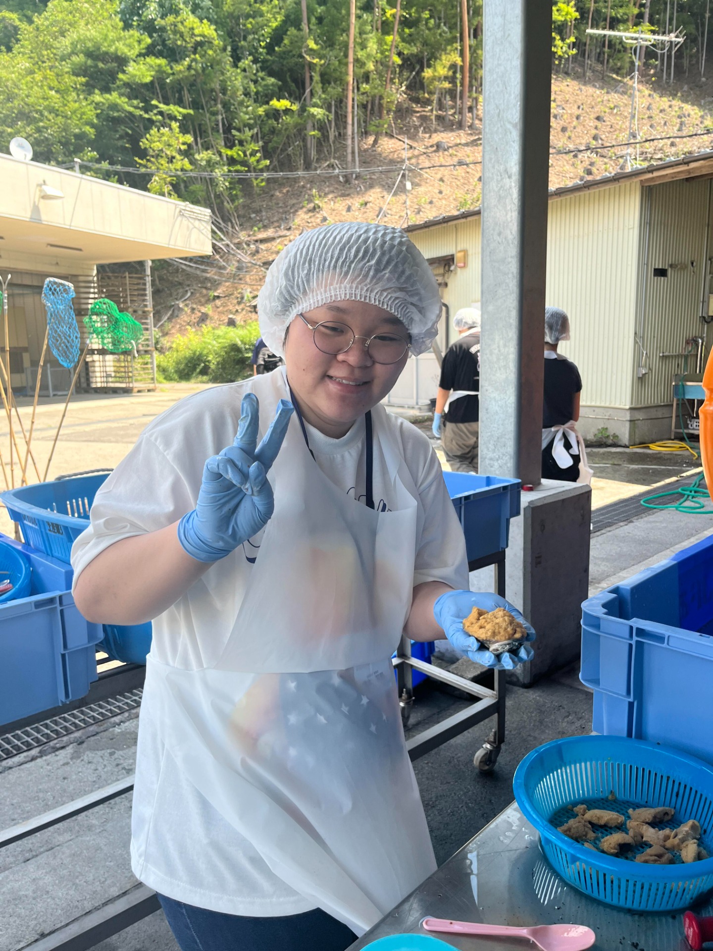 ウニの身を取り出している学生