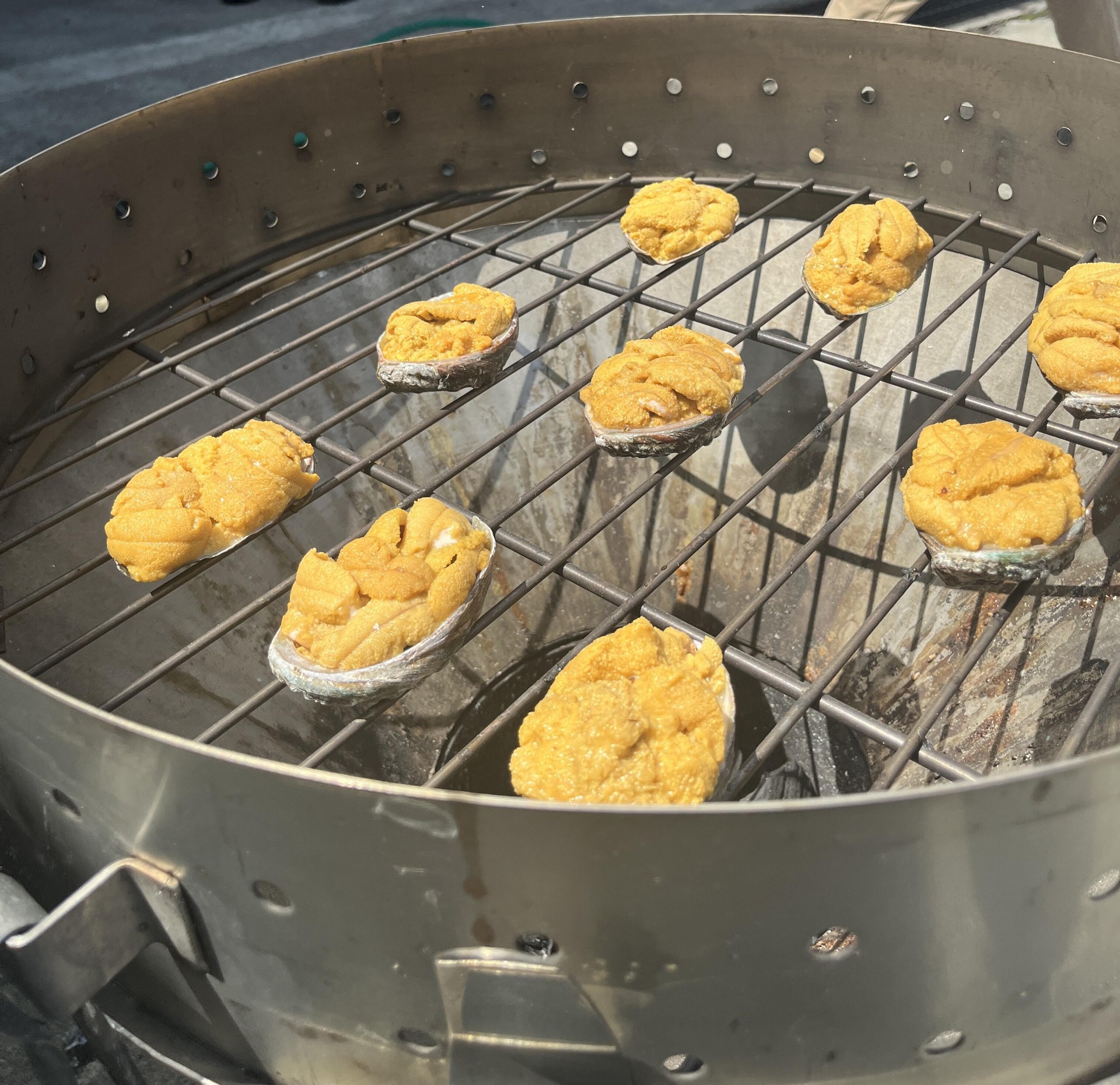 蒸し焼きされているウニ