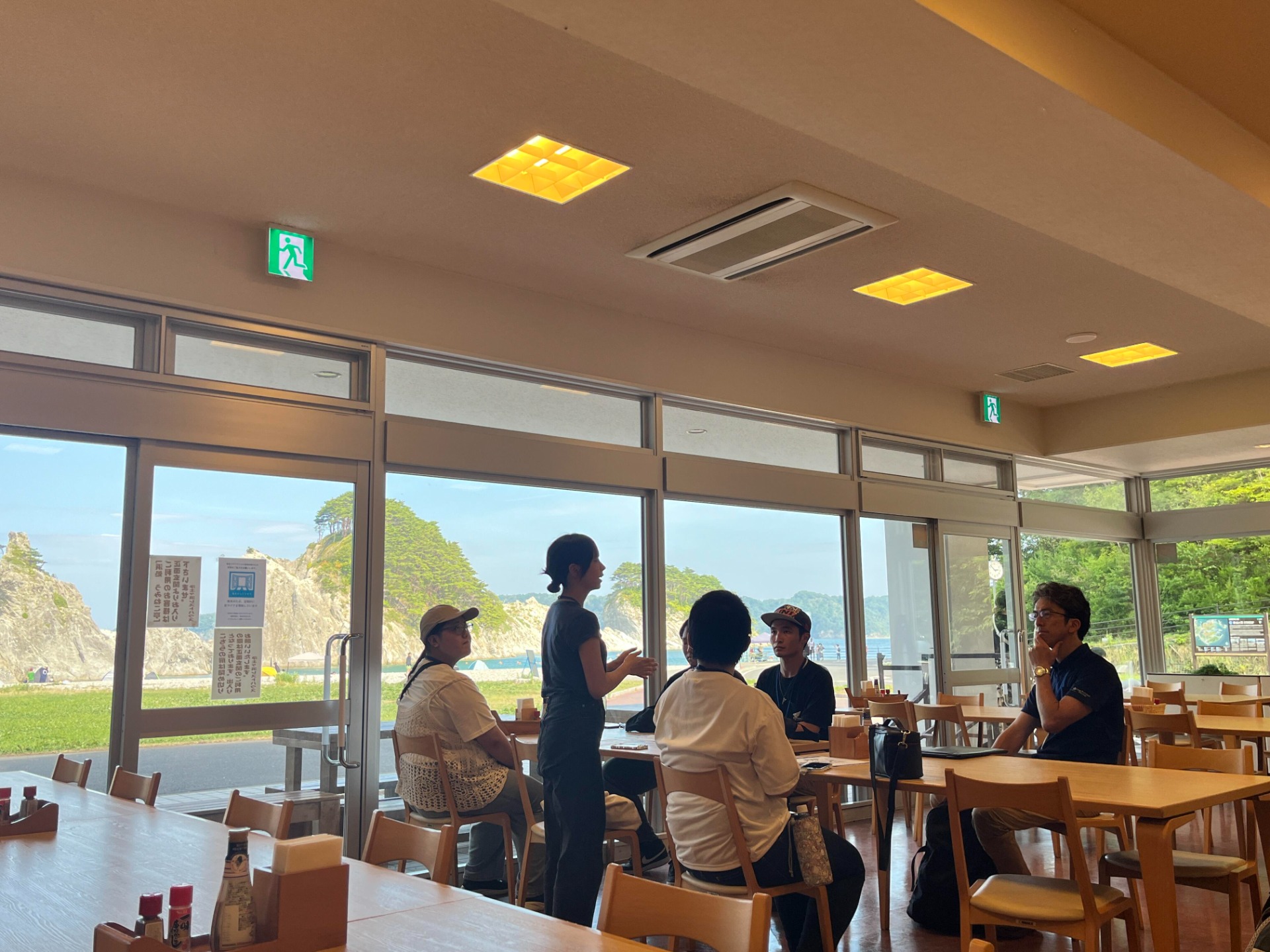 談笑している学生
