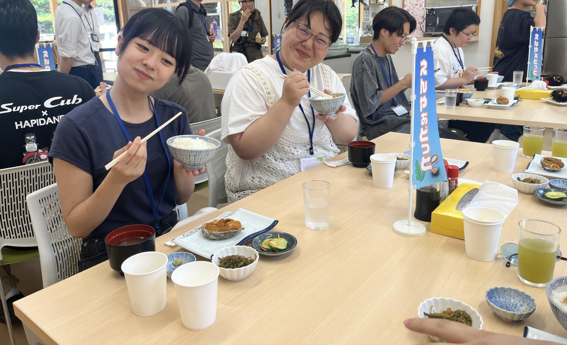 食事をしている学生