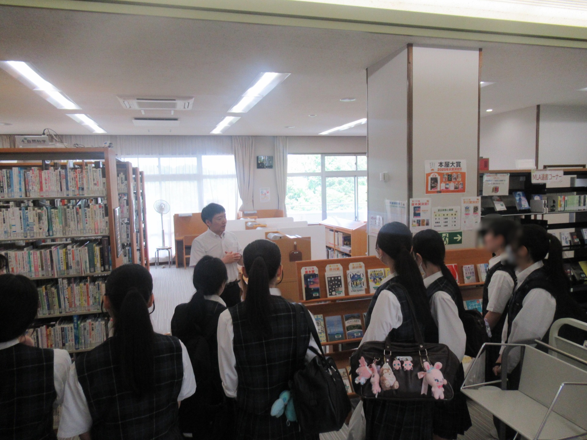 図書館の説明を受けている学生
