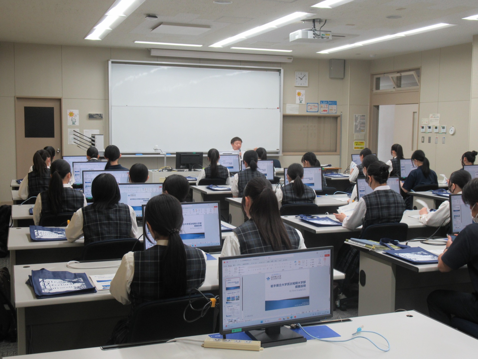 大学概要の説明を受けている学生