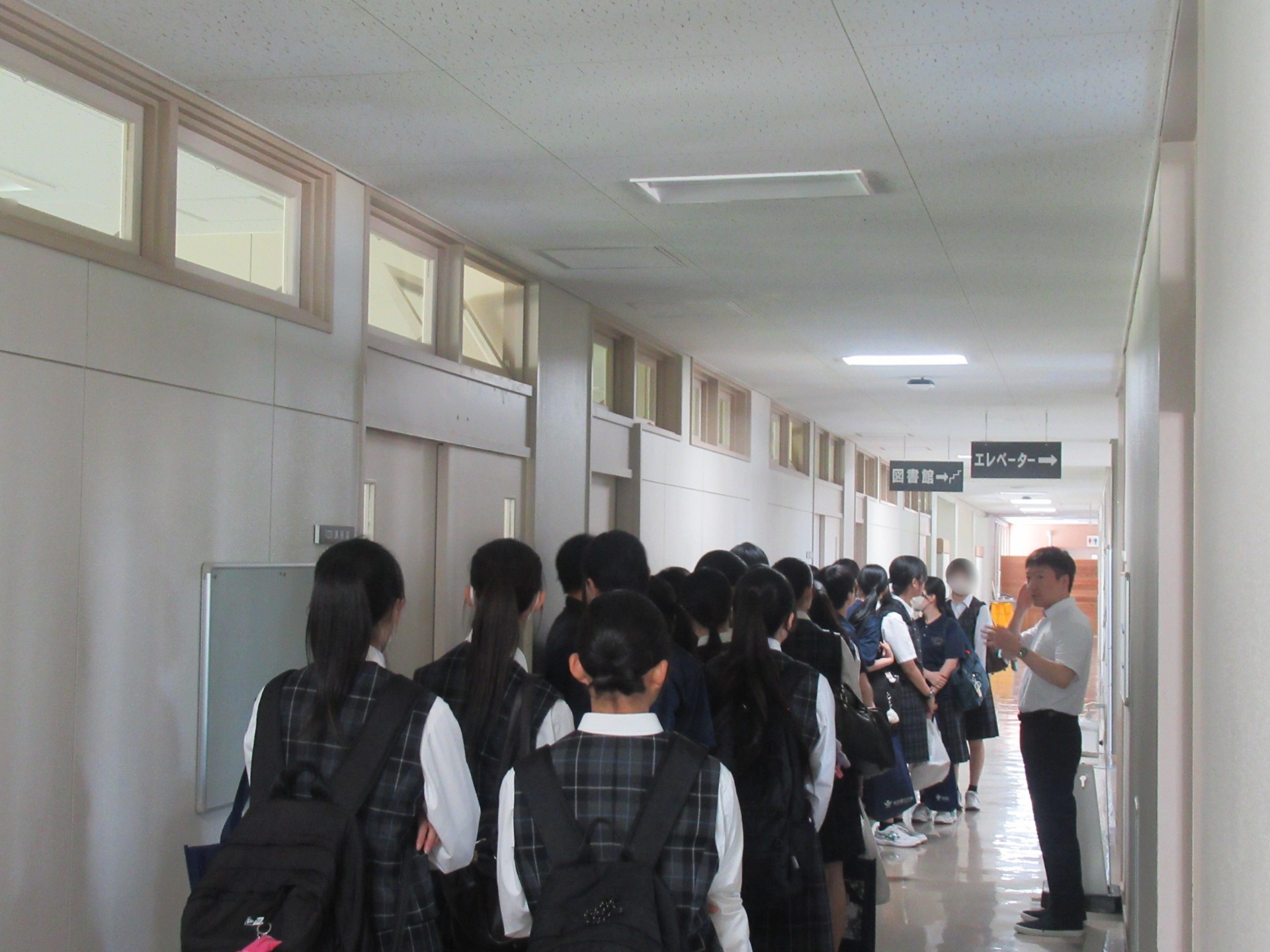 施設見学をしている学生