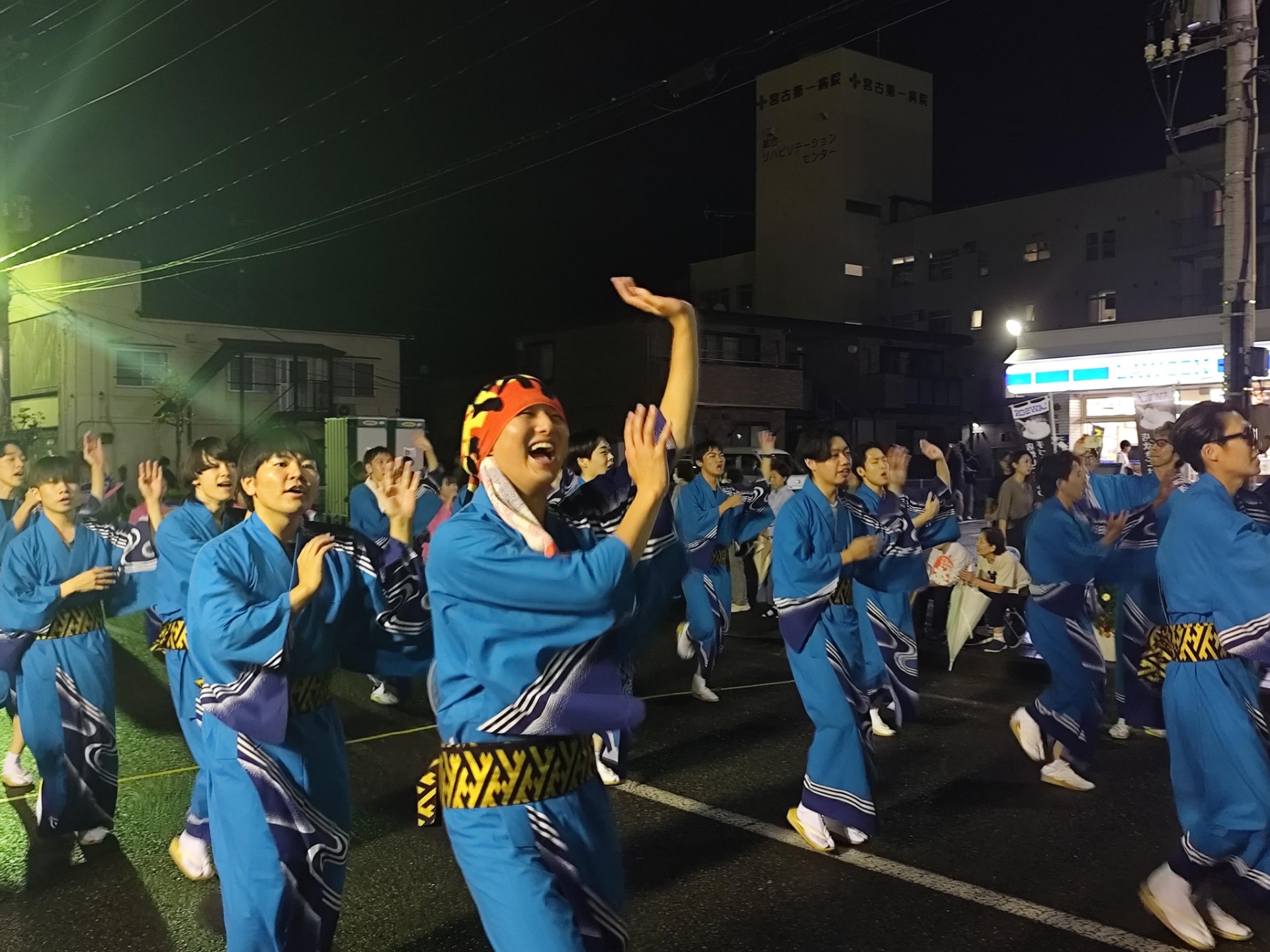 笑顔で踊っている学生