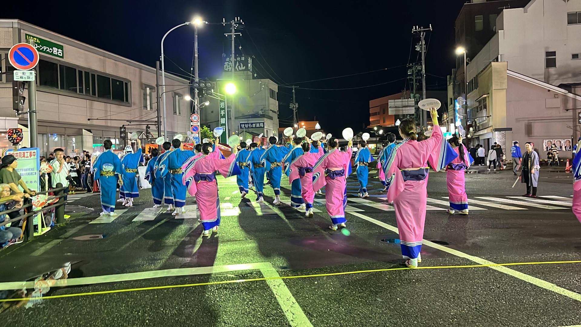 行進している学生