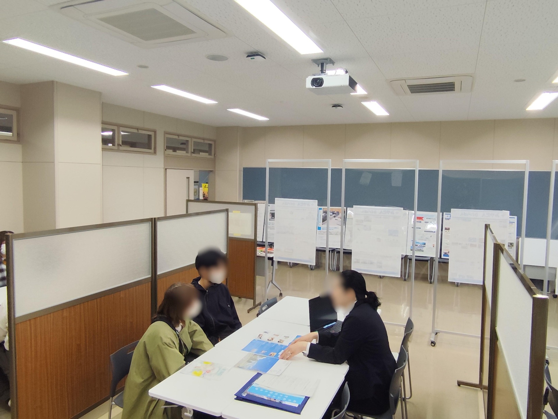 個別相談をしている様子