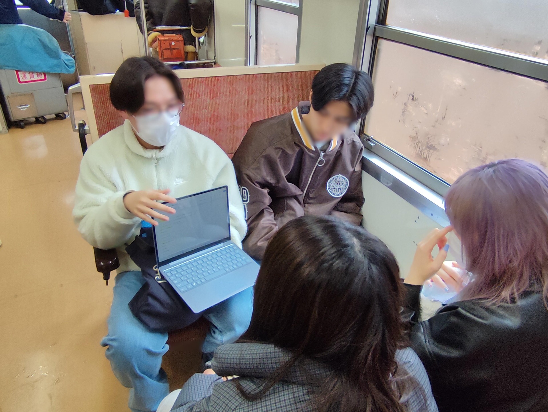 企画会議で発言をしている学生