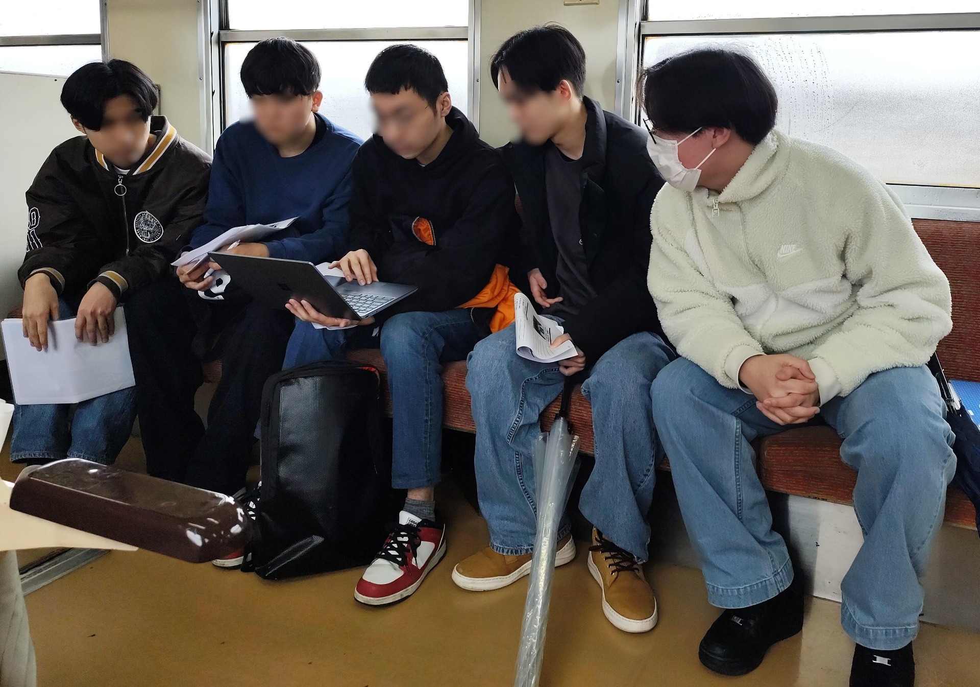 企画会議をしている学生