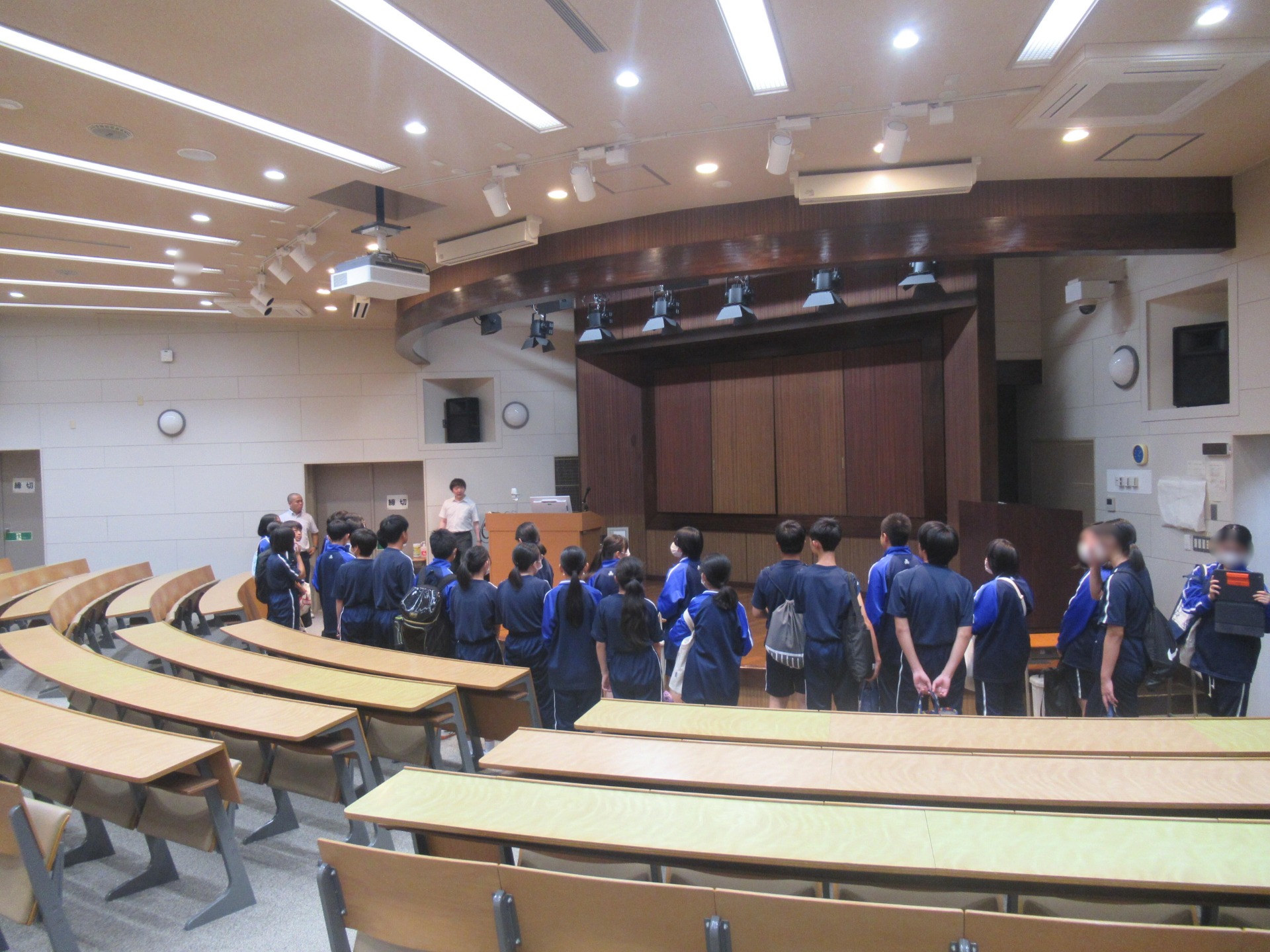 学生ホールで説明を受けている学生