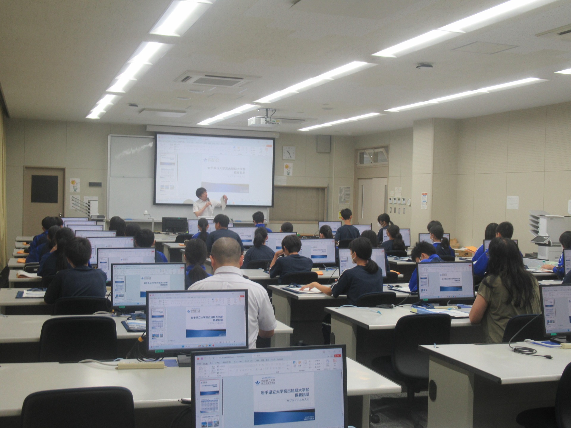 大学紹介の説明を受けている学生
