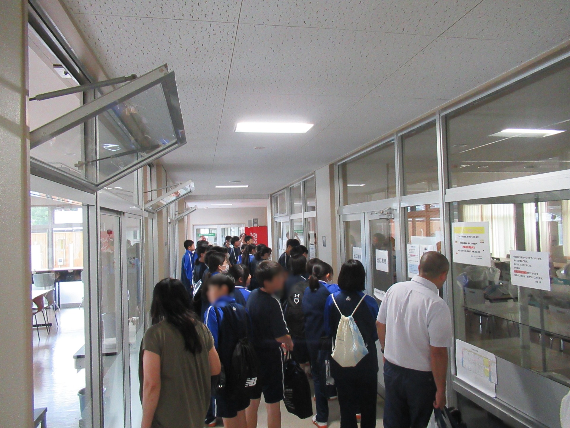 施設見学をしている学生